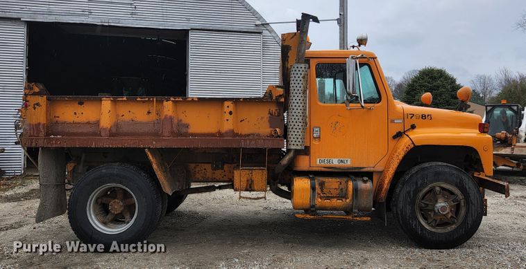 image for item HK9356 1982 International 1954  dump truck