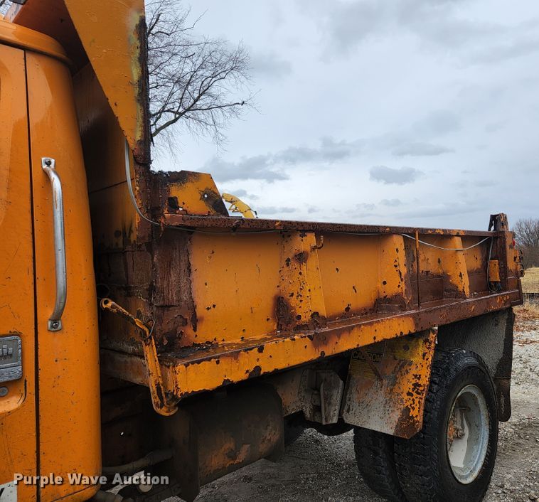 image for item HK9356 1982 International 1954  dump truck