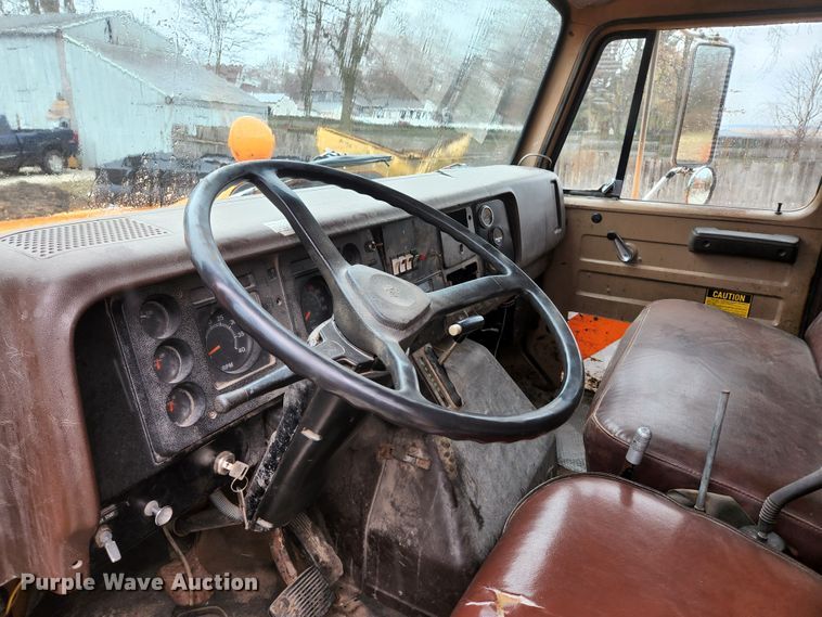 image for item HK9356 1982 International 1954  dump truck