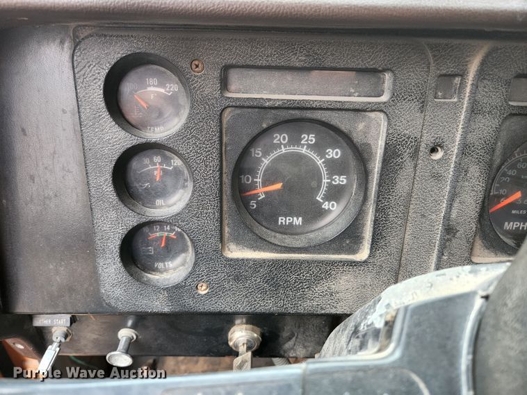 image for item HK9356 1982 International 1954  dump truck