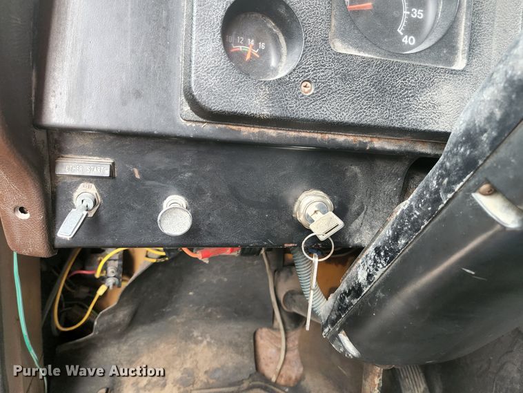 image for item HK9356 1982 International 1954  dump truck