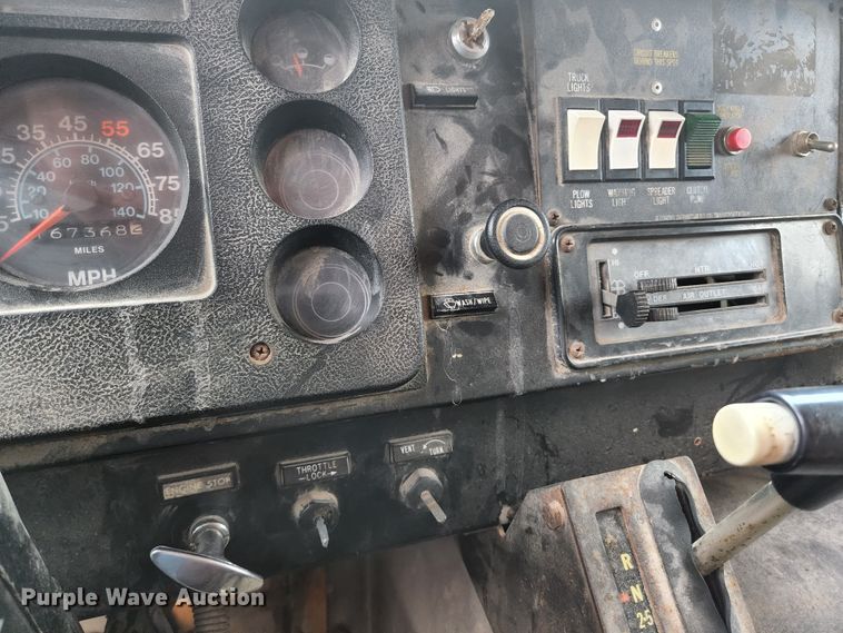 image for item HK9356 1982 International 1954  dump truck