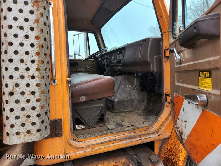 image for item HK9356 1982 International 1954  dump truck