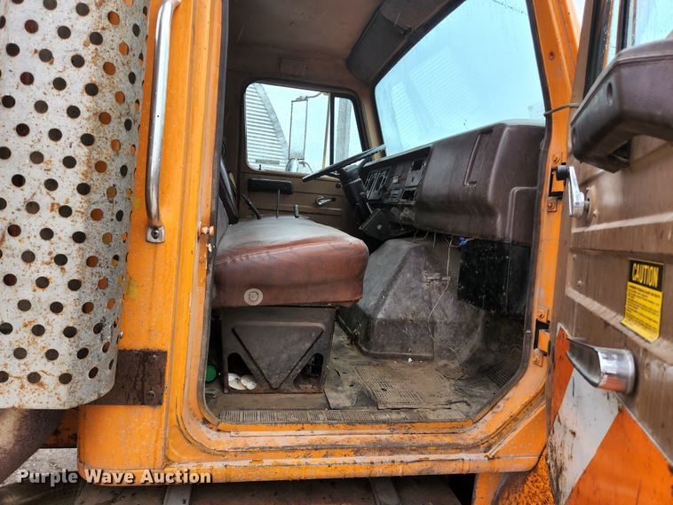 image for item HK9356 1982 International 1954  dump truck