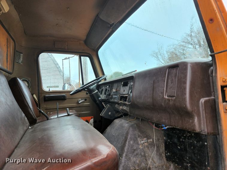 image for item HK9356 1982 International 1954  dump truck