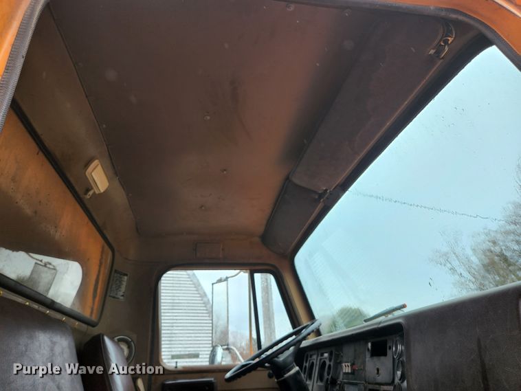 image for item HK9356 1982 International 1954  dump truck