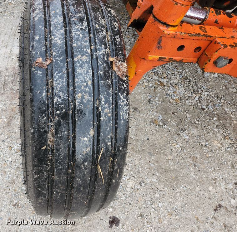 image for item HK9357 1986 John Deere 2350  tractor