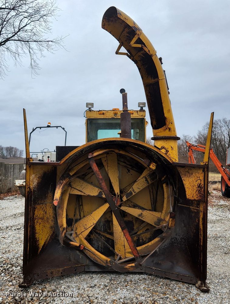 image for item HK9358 1973 Oliver 2255  MFWD tractor