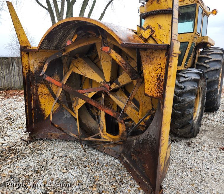 image for item HK9358 1973 Oliver 2255  MFWD tractor