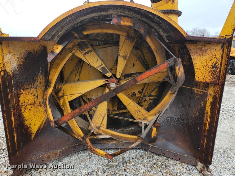 image for item HK9358 1973 Oliver 2255  MFWD tractor