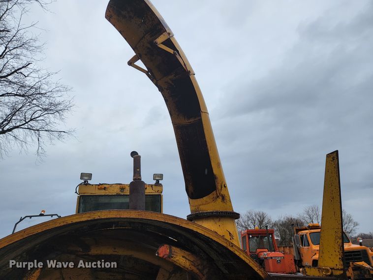 image for item HK9358 1973 Oliver 2255  MFWD tractor