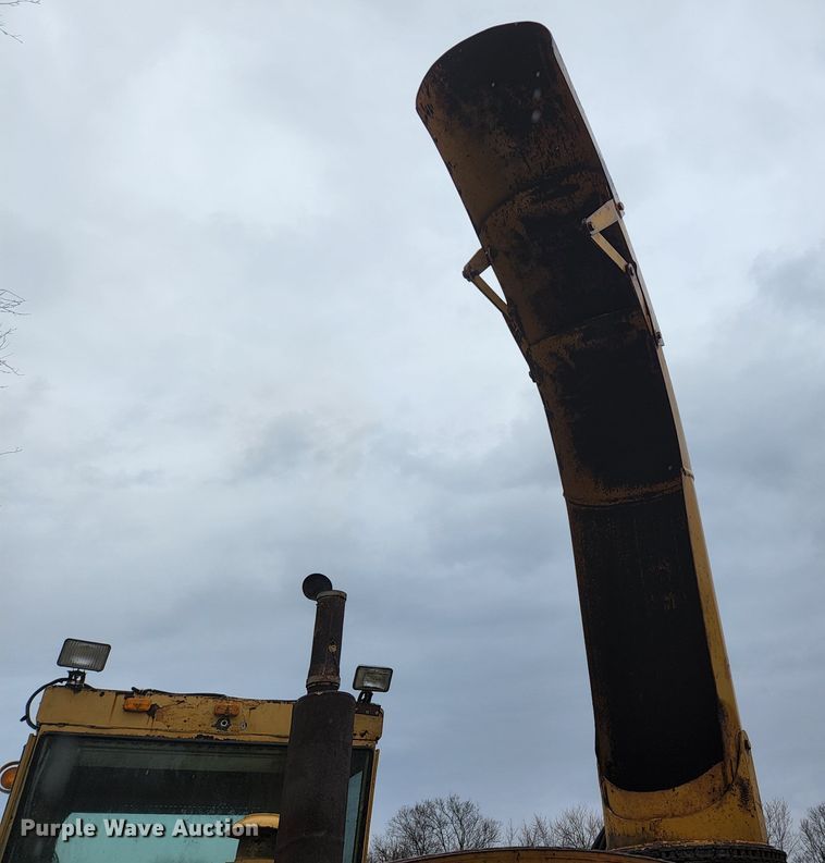 image for item HK9358 1973 Oliver 2255  MFWD tractor