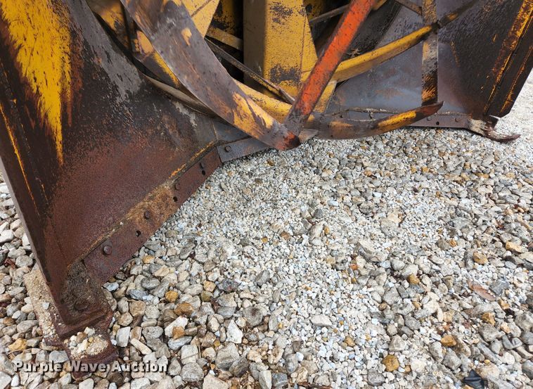 image for item HK9358 1973 Oliver 2255  MFWD tractor