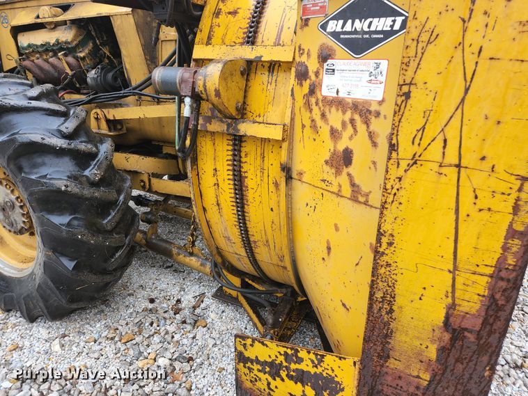 image for item HK9358 1973 Oliver 2255  MFWD tractor