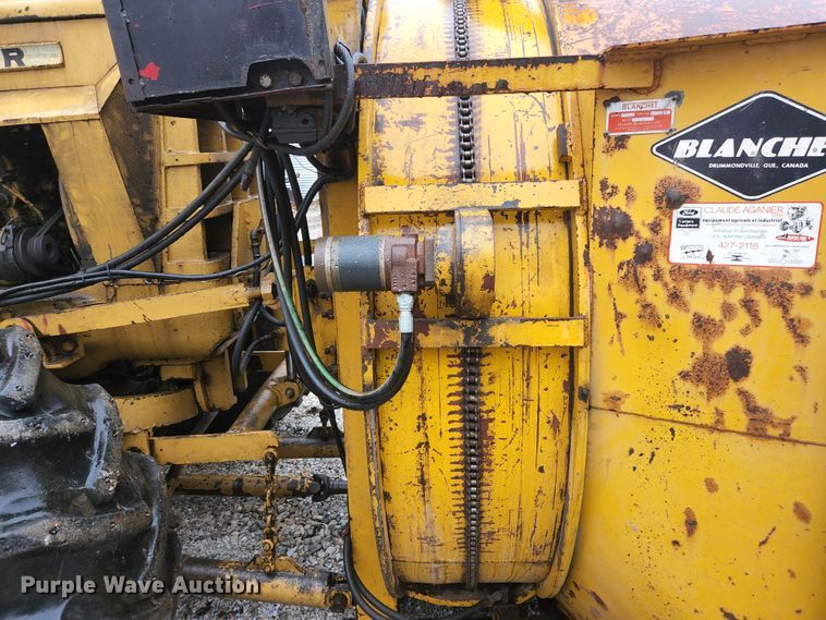 image for item HK9358 1973 Oliver 2255  MFWD tractor