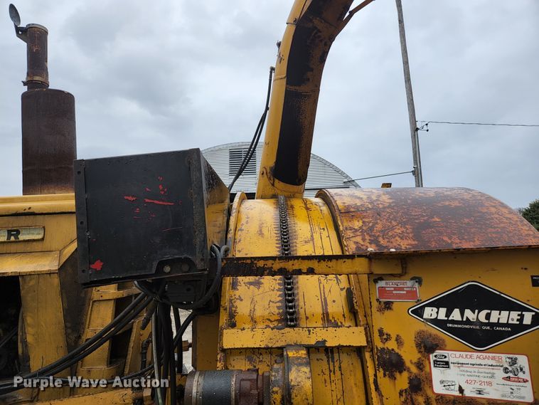 image for item HK9358 1973 Oliver 2255  MFWD tractor