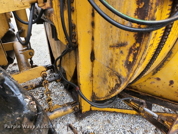 image for item HK9358 1973 Oliver 2255  MFWD tractor