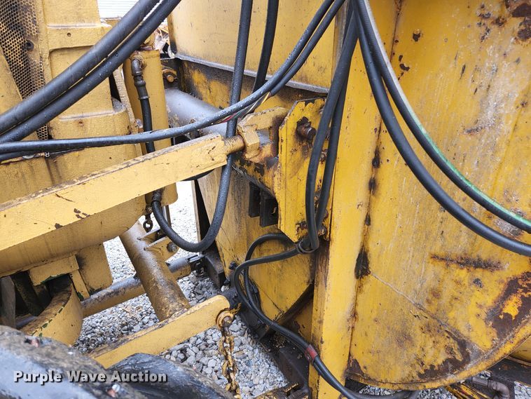 image for item HK9358 1973 Oliver 2255  MFWD tractor