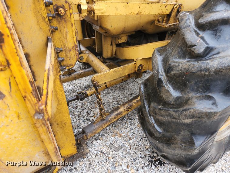 image for item HK9358 1973 Oliver 2255  MFWD tractor