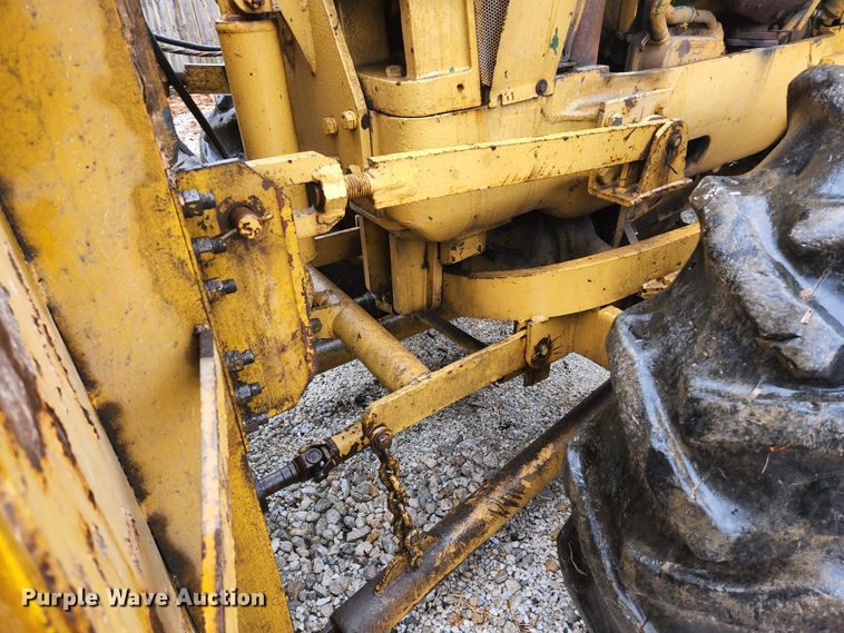 image for item HK9358 1973 Oliver 2255  MFWD tractor