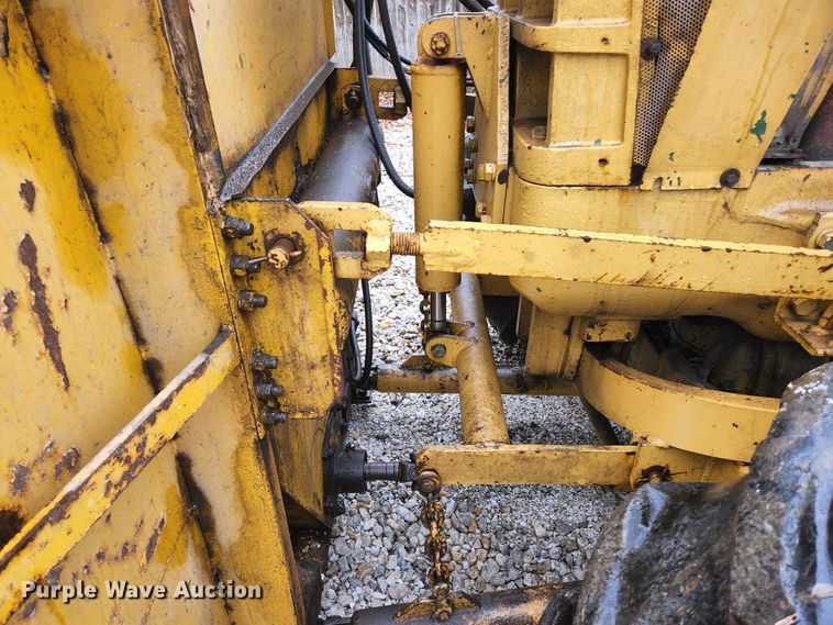 image for item HK9358 1973 Oliver 2255  MFWD tractor