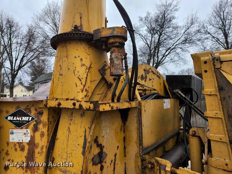 image for item HK9358 1973 Oliver 2255  MFWD tractor