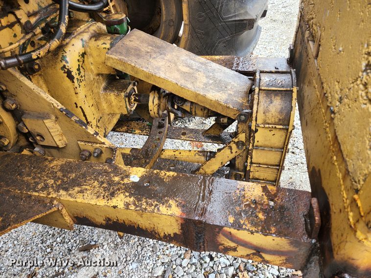 image for item HK9358 1973 Oliver 2255  MFWD tractor