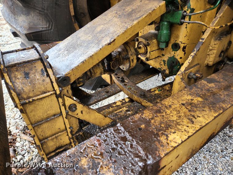 image for item HK9358 1973 Oliver 2255  MFWD tractor