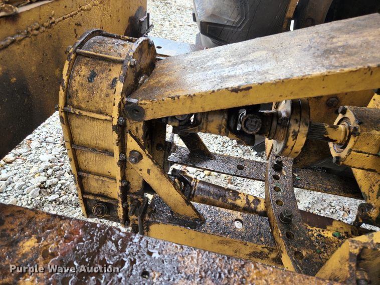 image for item HK9358 1973 Oliver 2255  MFWD tractor