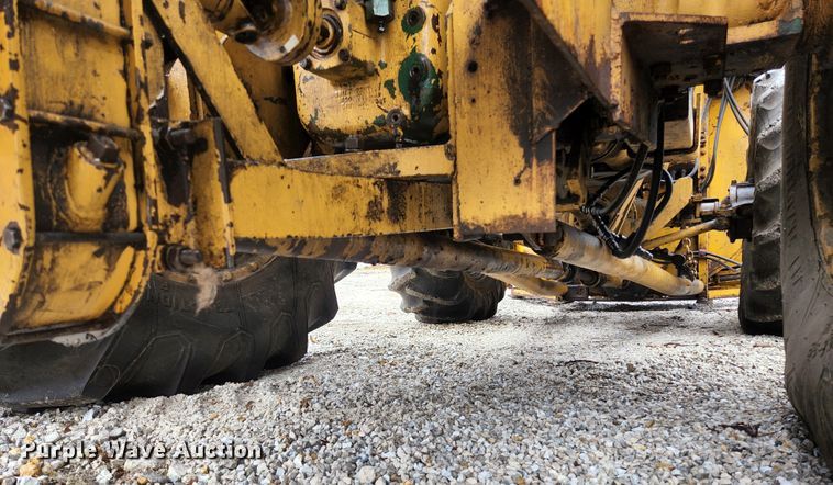 image for item HK9358 1973 Oliver 2255  MFWD tractor