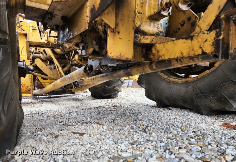 image for item HK9358 1973 Oliver 2255  MFWD tractor