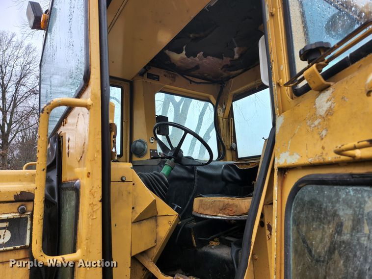 image for item HK9358 1973 Oliver 2255  MFWD tractor