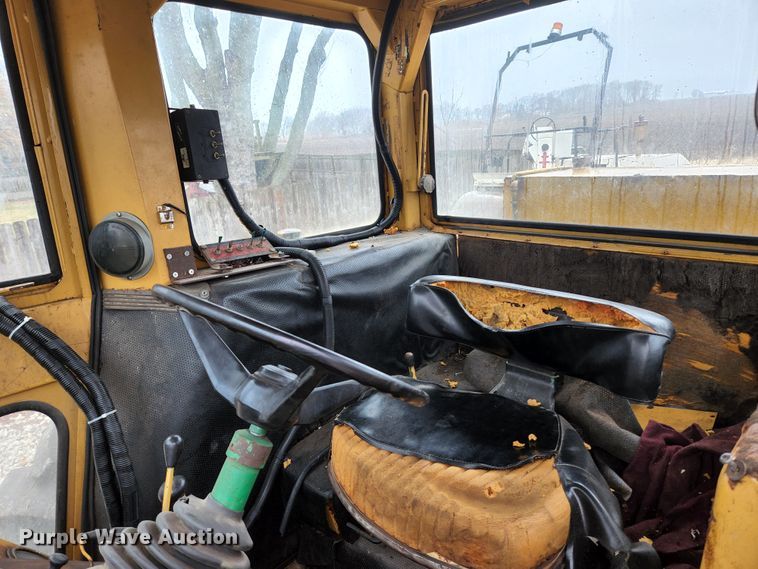 image for item HK9358 1973 Oliver 2255  MFWD tractor