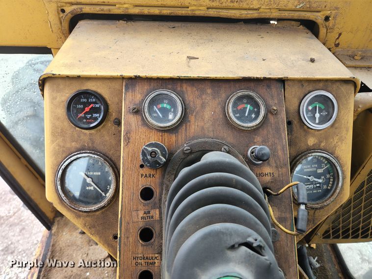 image for item HK9358 1973 Oliver 2255  MFWD tractor