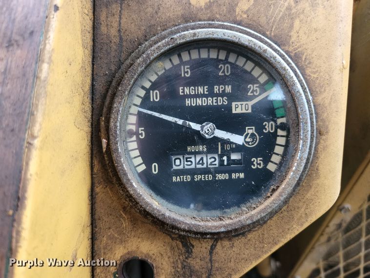 image for item HK9358 1973 Oliver 2255  MFWD tractor