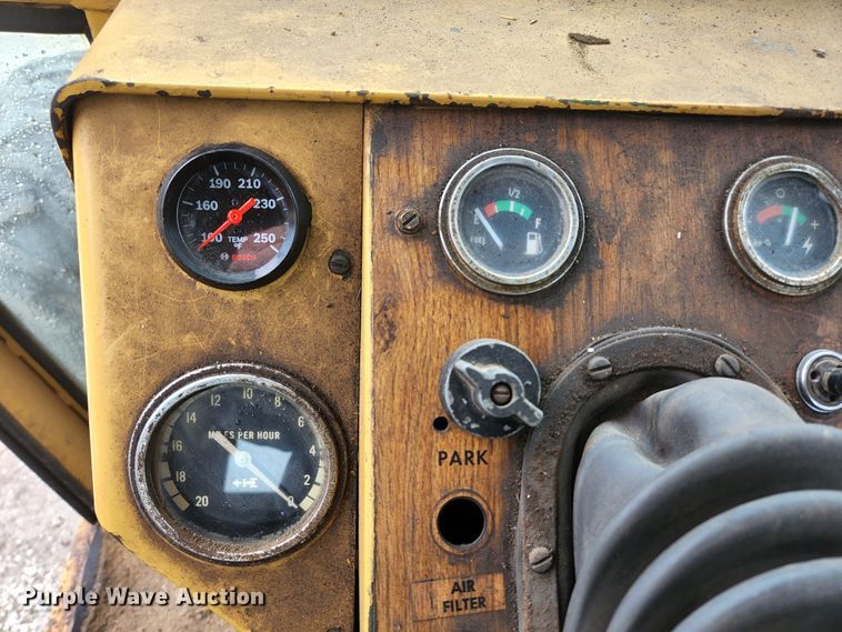 image for item HK9358 1973 Oliver 2255  MFWD tractor