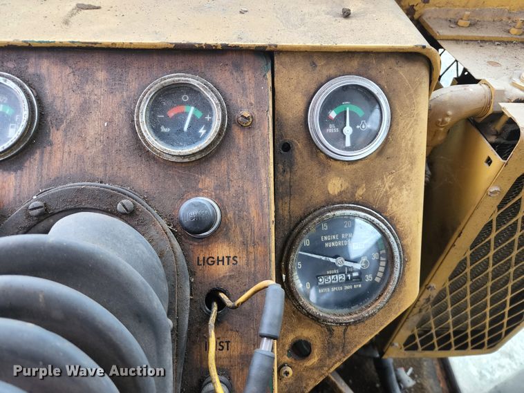 image for item HK9358 1973 Oliver 2255  MFWD tractor