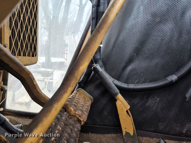 image for item HK9358 1973 Oliver 2255  MFWD tractor