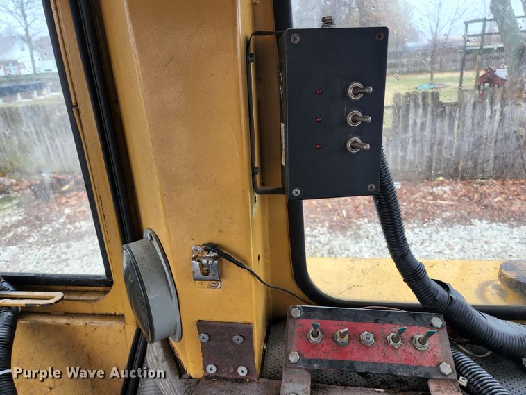 image for item HK9358 1973 Oliver 2255  MFWD tractor