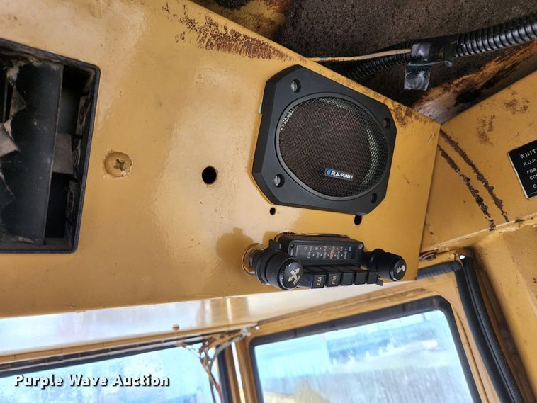 image for item HK9358 1973 Oliver 2255  MFWD tractor