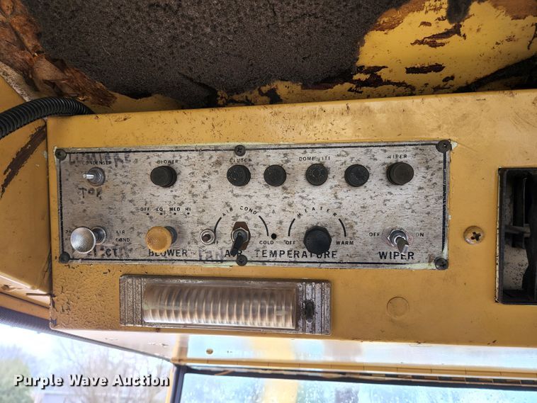 image for item HK9358 1973 Oliver 2255  MFWD tractor