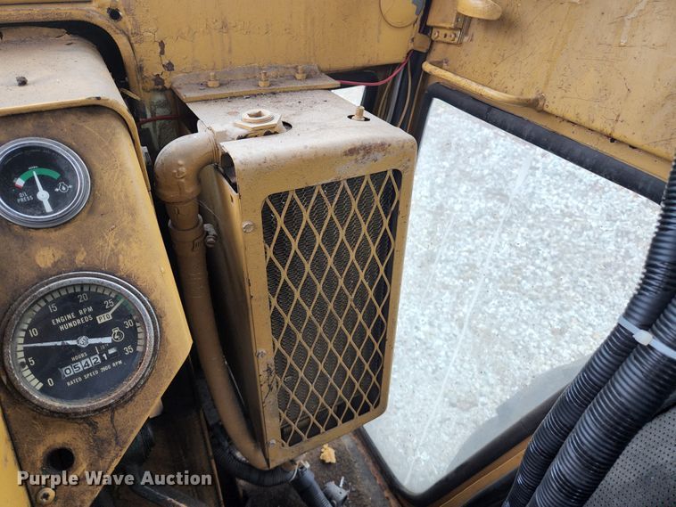 image for item HK9358 1973 Oliver 2255  MFWD tractor