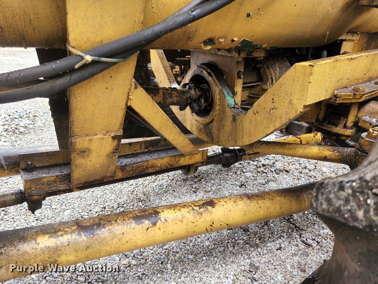 image for item HK9358 1973 Oliver 2255  MFWD tractor