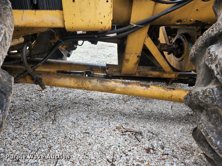 image for item HK9358 1973 Oliver 2255  MFWD tractor