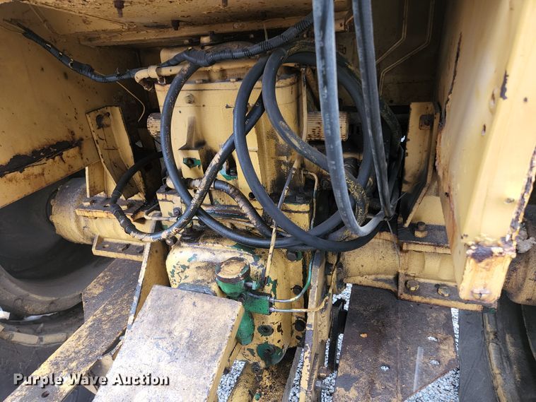 image for item HK9358 1973 Oliver 2255  MFWD tractor