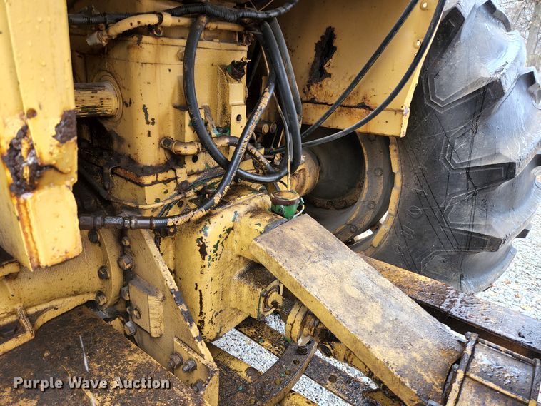 image for item HK9358 1973 Oliver 2255  MFWD tractor