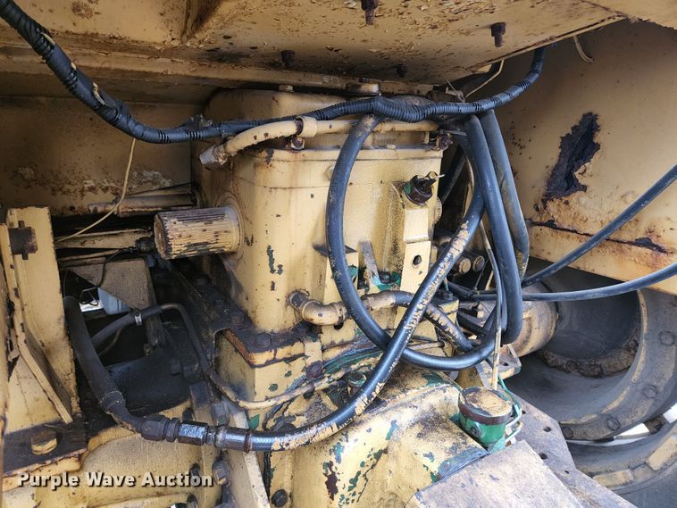 image for item HK9358 1973 Oliver 2255  MFWD tractor