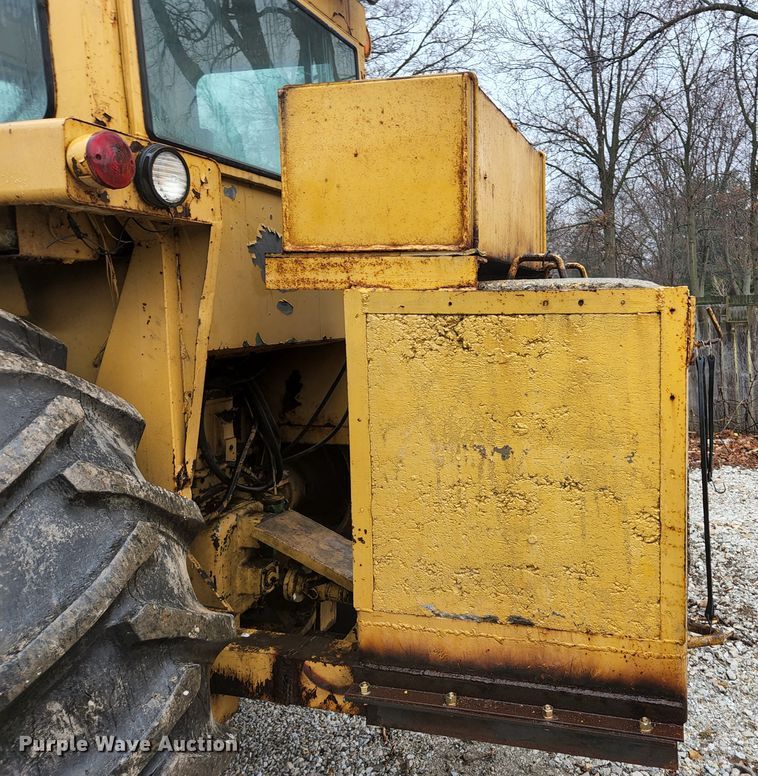 image for item HK9358 1973 Oliver 2255  MFWD tractor