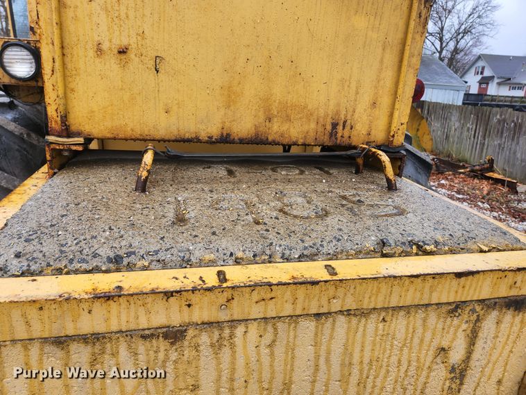 image for item HK9358 1973 Oliver 2255  MFWD tractor