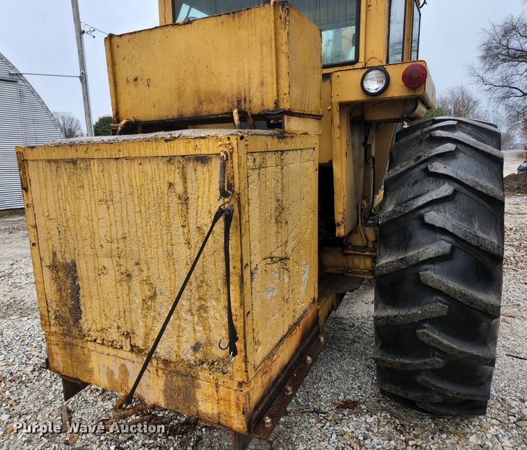 image for item HK9358 1973 Oliver 2255  MFWD tractor